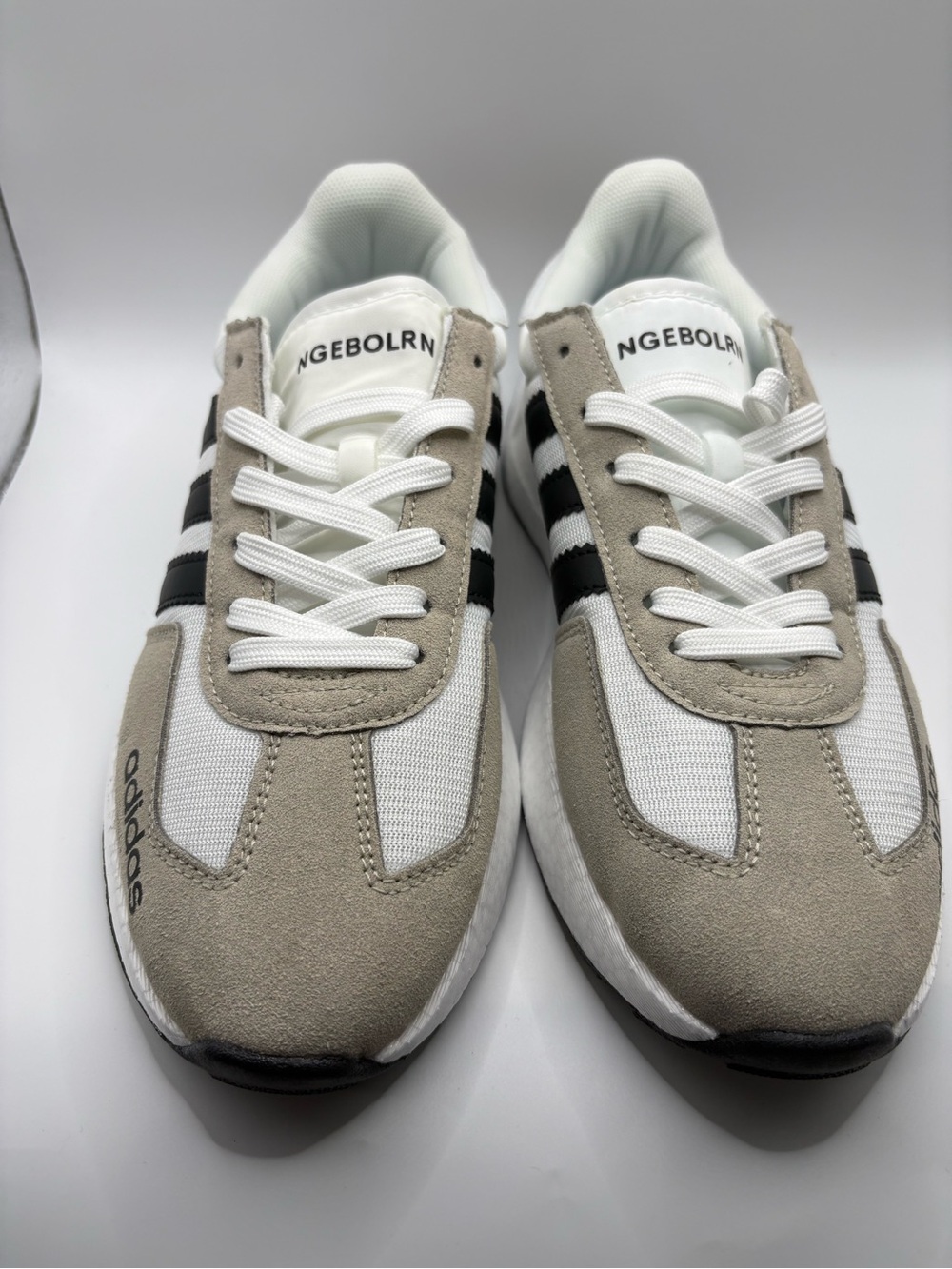 Adidas Men’s Size 7 Beige White Black Sneakers Like New - Picture 2 of 16